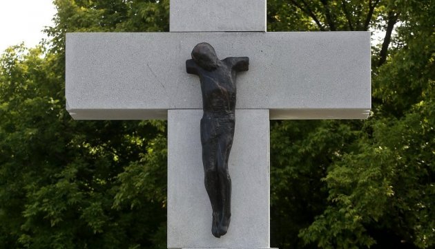 У Польщі заявили, що Україна має вирішити питання про ексгумацію жертв Волинської трагедії
