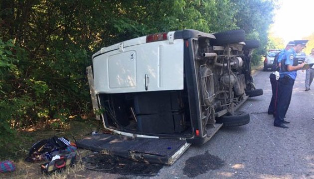 Passenger van carrying 17 people overturns in Donetsk region