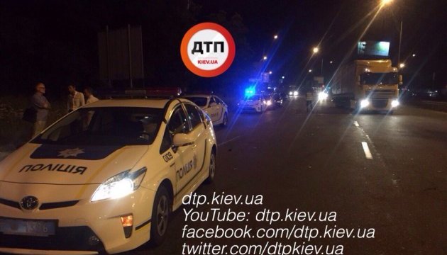 П'яна ДТП в Києві: Toyota влетіла у фуру й зайнялася