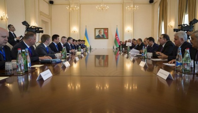 Aserbaidschan bietet Verkehrskorridore für Güter aus der Ukraine an