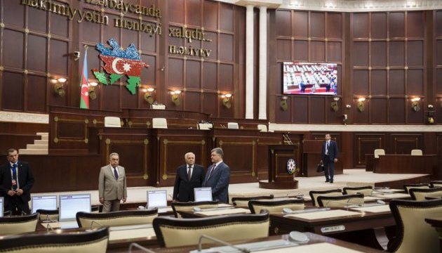 Порошенку показали, як працює азербайджанський парламент