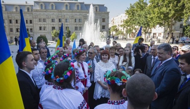 Українці Азербайджану зустріли Порошенка з національними та кримсько-татарськими прапорами
