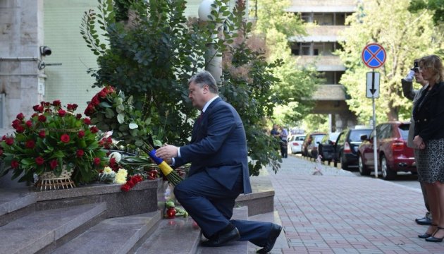 Poroschenko gedenkt vor französischer Botschaft der Opfer in Nizza