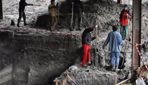 Розкопки на Поштовій: експерти готують укріплення паль