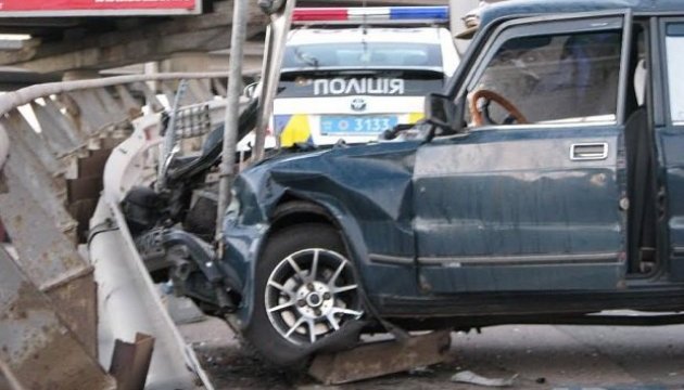 У Києві ВАЗ розбив дві машини та зніс відбійник