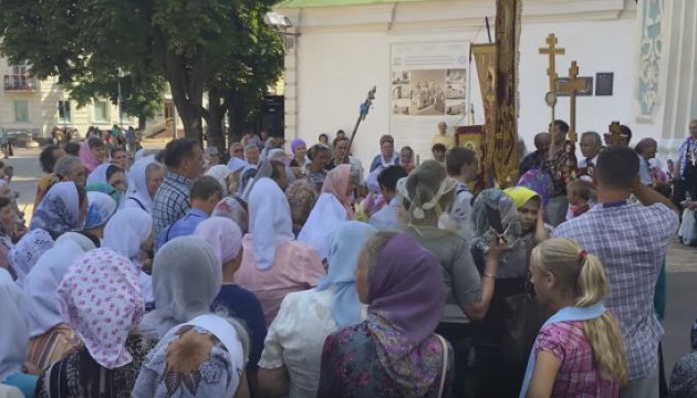 Учасники хресної ходи співають гімн царської Росії під СБУ та Софією Київською