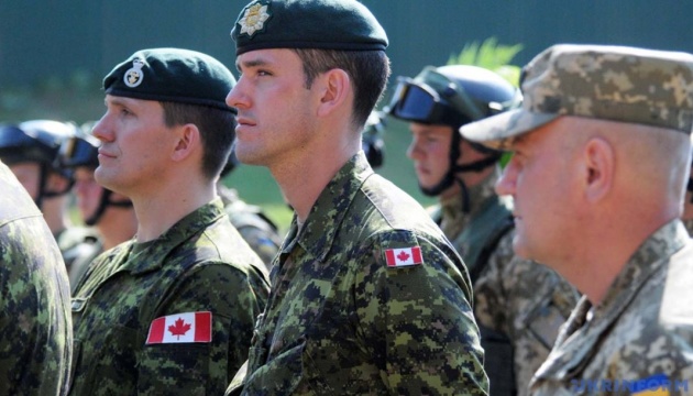 Two hundred Canadian military trainers fly to Ukraine for rotation