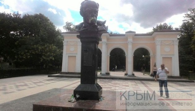 Monument to Taras Shevchenko in Crimea painted colors of Ukrainian flag