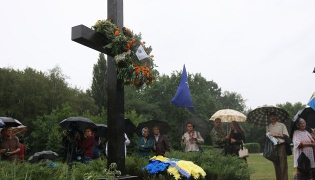 До річниці Олени Теліги в Бабиному Яру встановили кам'яний хрест