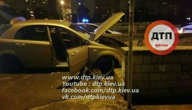 У Києві авто влетіло у підземний перехід