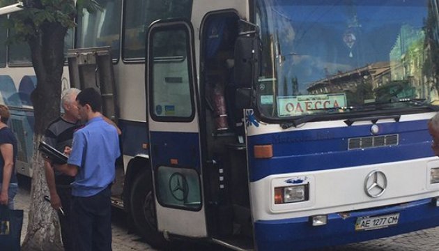 У Дніпрі невідомі в масках пограбували пасажирів автобуса