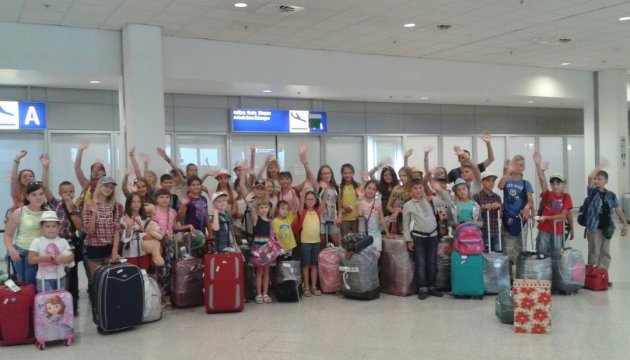 Українські діти прибули на оздоровлення до Греції 