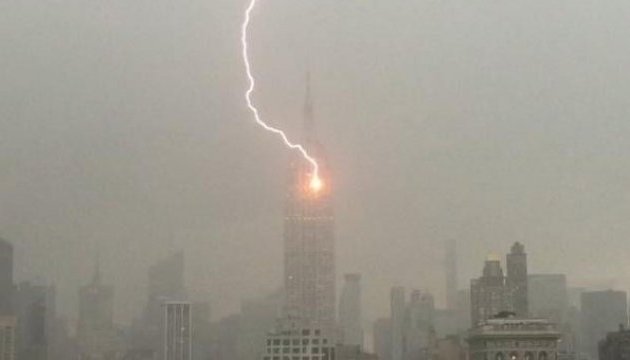 Un rayo cae en el edificio Empire State
