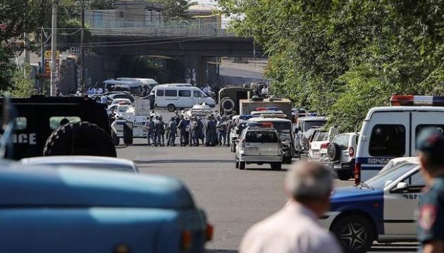 Члени групи, що захопила поліцейську дільницю в Єревані, влаштували стрілянину