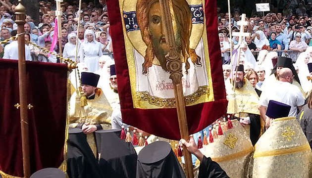 Orthodox piligrims marching through downtown towards Kyiv Pecherska Lavra