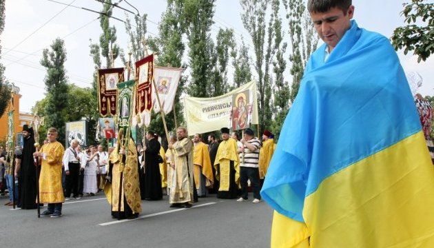 Синьо-жовті прапори поміж хоругвами: хресна хода УПЦ КП йде на Володимирську гірку