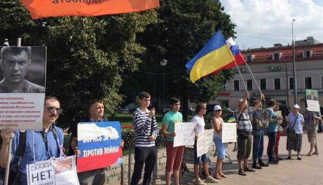 У Москві радикали напали на учасників мітингу проти війни в Україні