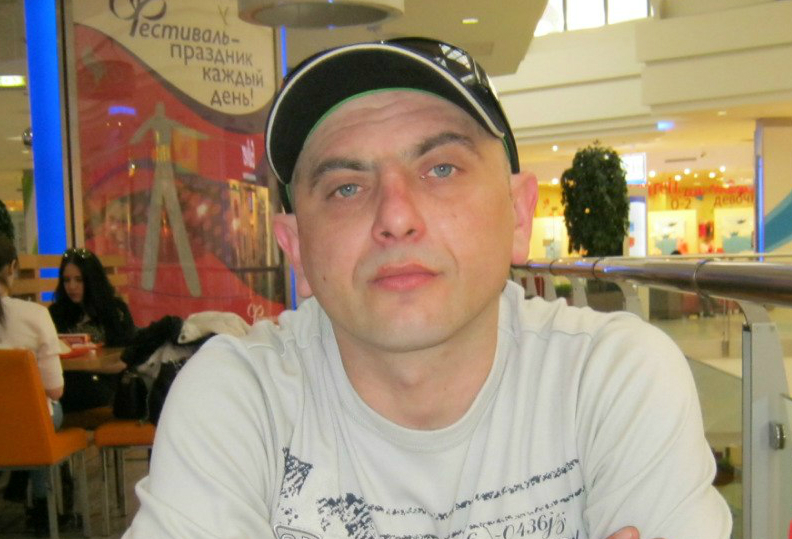 Андрій Захтей - двічі судимий рецидивіст, котрий втік від боргів до Москви. Призначений Росією на роль 