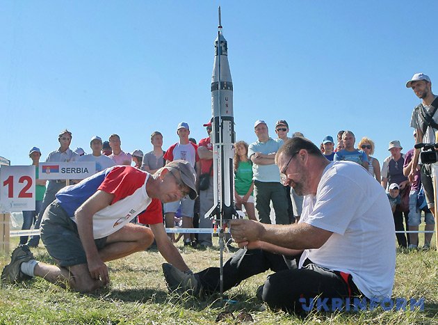Модель ракети команди Сербії готують до запуску 