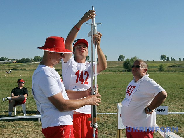 Спортсмени польської команди готують модель ракети до старту