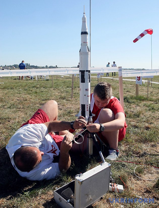 Модель ракети команди Сербії готують до запуску