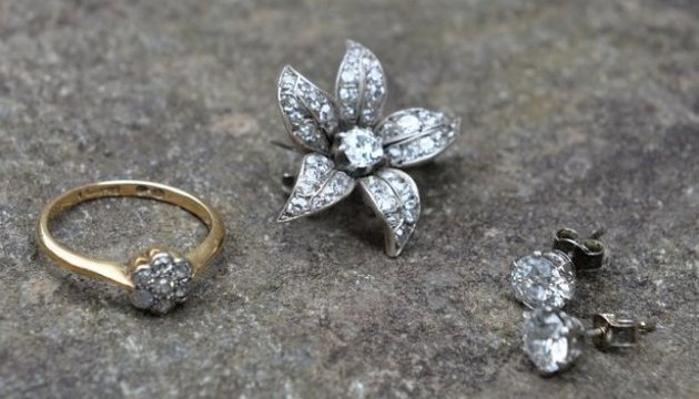 Вдала знахідка: Шотландська пара виявила у старому стільці діаманти