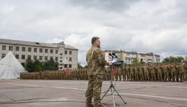 Подвиги десантників на Донбасі закарбовані в історії - Порошенко