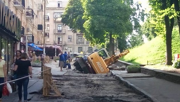 У центрі Києва під землю провалився екскаватор