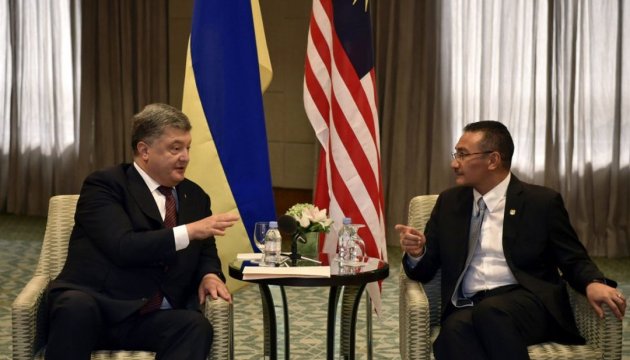 Порошенко запросив до Києва міністра оборони Малайзії
