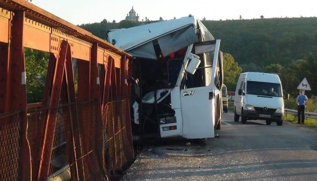 На Прикарпатті автобус влетів в опору моста, є потерпілі