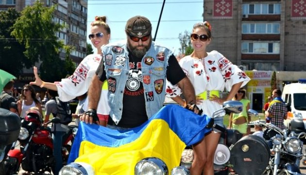 乌克兰摩托车手创造了破纪录的最长队列
