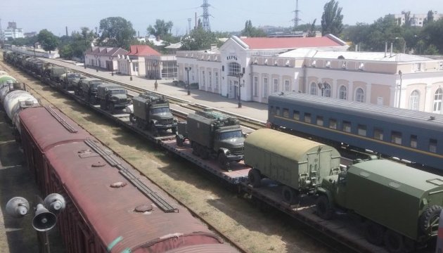 俄罗斯向内地拉来数十辆坦克和飞机 