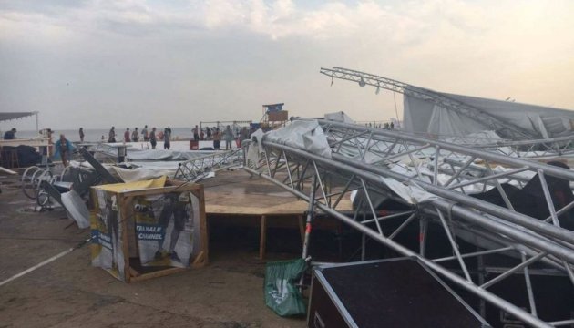 На спортфестивалі під Одесою ураган повалив сцену, є поранені