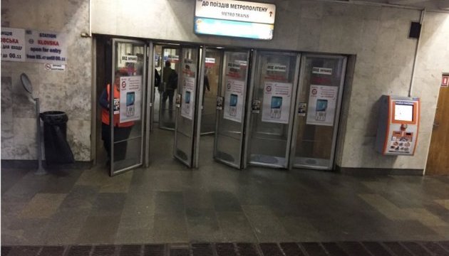 У київському метро п'яний накинувся з кулаками на пасажирів, потім - на поліцейського