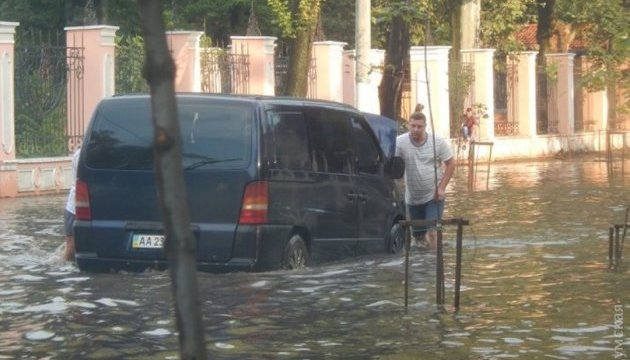 Злива в Одесі підтопила кілька вулиць