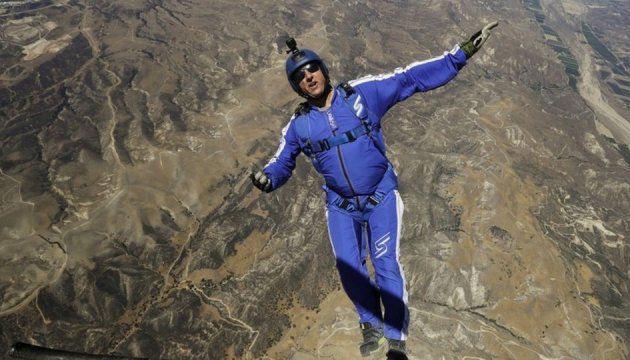 ¡Se lanzó desde 7 kilómetros de altura sin paracaídas para caer en una red y no está loco!