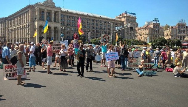 Поліція відтіснила з Хрещатика мітингувальників - вкладників «Михайлівського»
