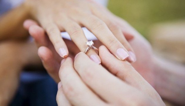 A cada cónyuge se le expedirá certificado de matrimonio en Ucrania