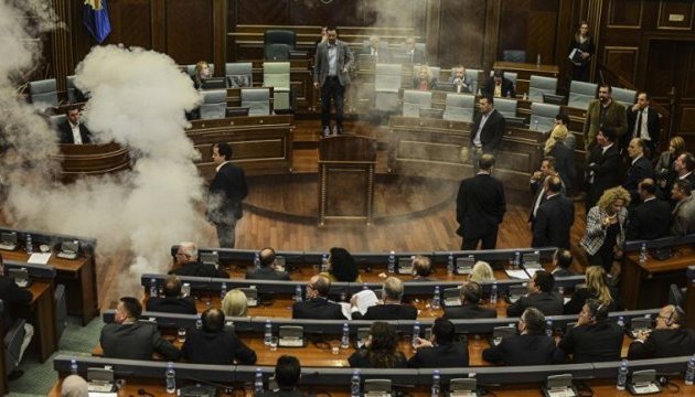 Парламент Косова закидували камінням і заливали «сльозогоном»