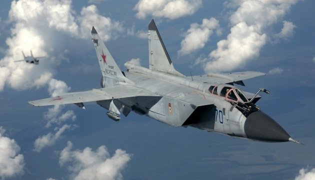 Los aviones militares rusos vuelan sobre las playas en Crimea 