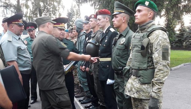 Presentan nuevo uniforme de los soldados ucranianos 
