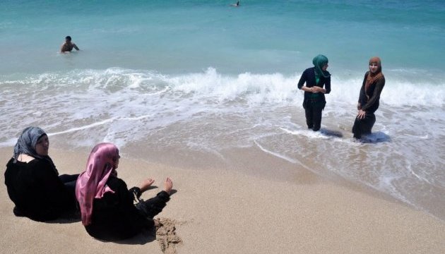 На пляжах Канн заборонили мусульманські купальники