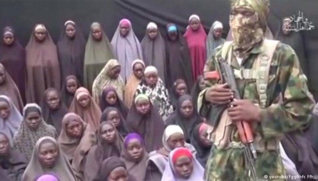 Нігерійські ісламісти показали відео з викраденими два роки тому школярками