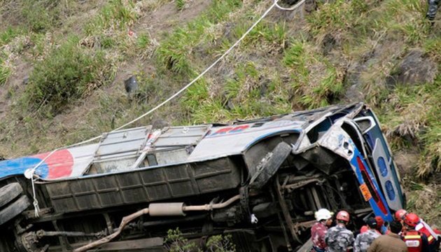У Непалі автобус упав в ущелину: щонайменше 24 загиблих
