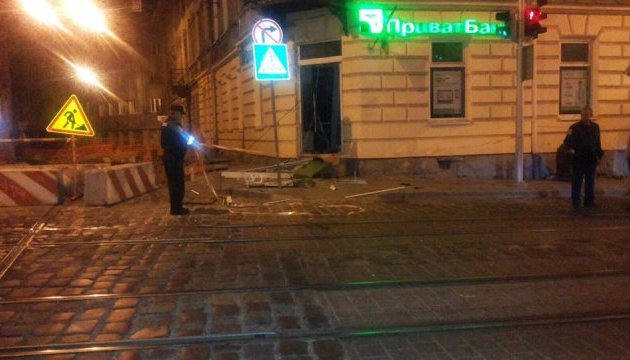 У Львові невідомі в балаклавах підірвали банкомат