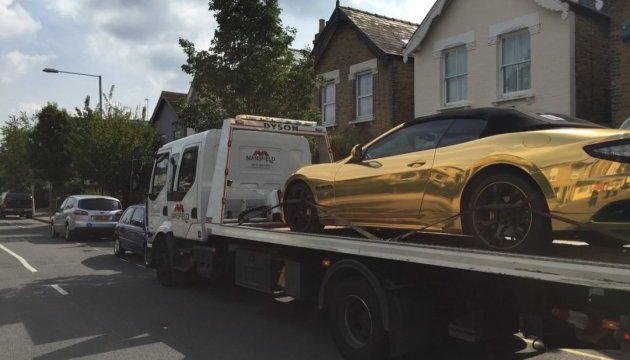 У Лондоні евакуатор вивіз золотий Maserati