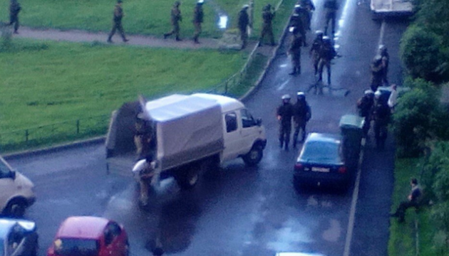У Петербурзі - стрілянина і вибухи: ФСБ ловить терористів у багатоповерхівці