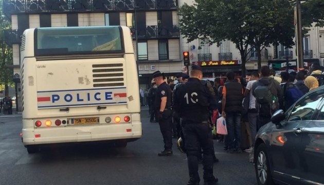 У Парижі табір мігрантів перевезли у відділок поліції
