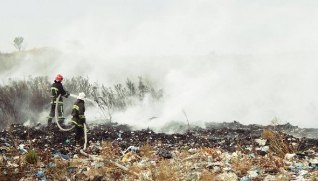 Під Тернополем другий день гасять сміттєзвалище