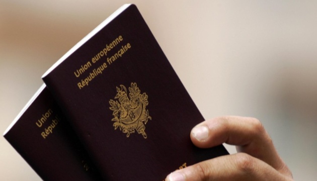 Французький нелегал з'їв свій паспорт перед депортацією